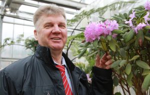 3 апреля 2017 года, глава муниципального округа Замоскворечье Николай Матвеев любуется цветами в Аптекарском огороде