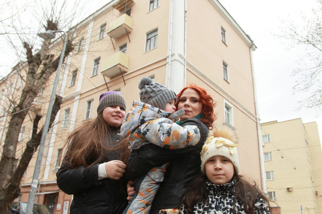 22 апреля 2017 года. Жительница пятиэтажки по улице Заморенова, 17, Екатерина Османова с сыном Али и дочерьми Настей и Алиной. Дом возведен в 1901 году, два этажа надстроили позже. Многодетная мама программу реновации поддерживает