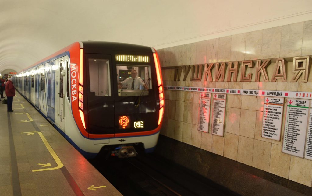 Опрос в метро: USB-зарядки стали самой интересной новинкой поезда «Москва»