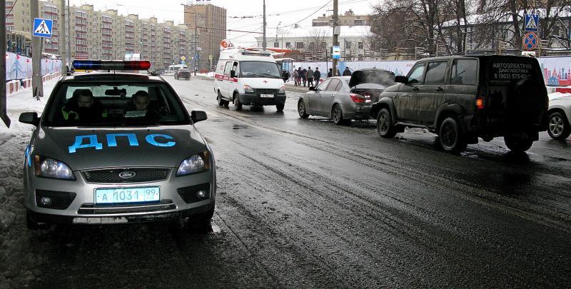 Полиция прибыла на место ДТП с участием пяти машин на западе Москвы