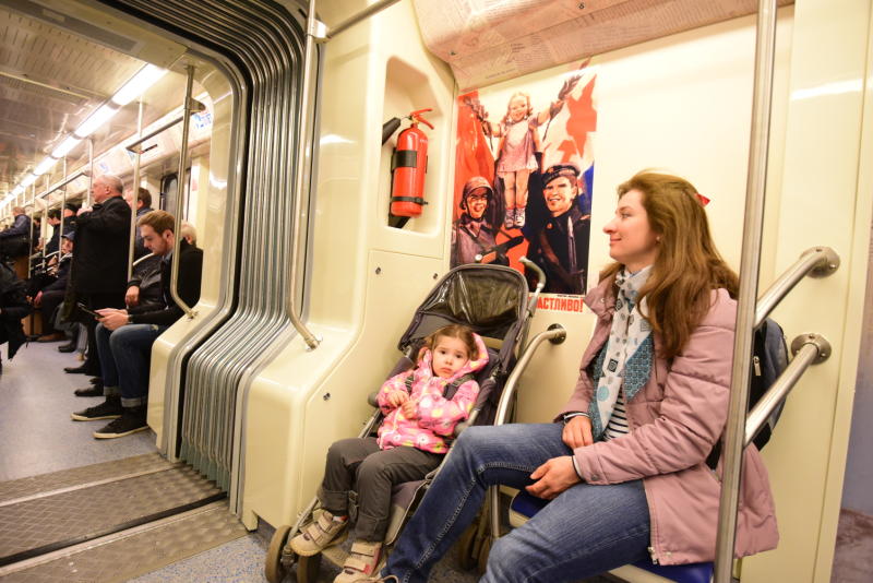 Объявления в поездах «оранжевой» ветки метро начали дублировать на английском языке