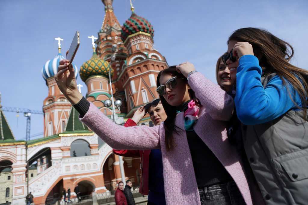 Москва туристов в год. Туристы в Москве. Туристы в Кремле. Турист селфи. Селфи на площади.