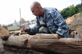 Археологи раскопали деревянную мостовую XVII века на улице Большая Лубянка