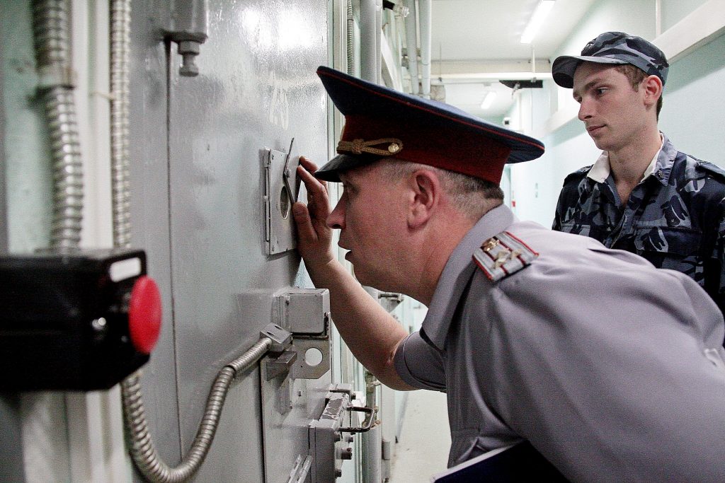 Охрана не дала подкинуть 14 мобильных телефонов в московский СИЗО