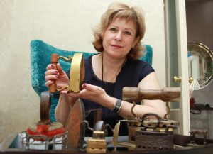 18 мая 2017 года. Жительница Центрального округа Елена Беликова показывет свою коллекцию утюгов 