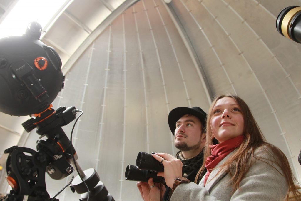 29 апреля 2017 года. Москвичи Георгий Мамонтов и Ольга Куликова наблюдают за светилами в обсерватории