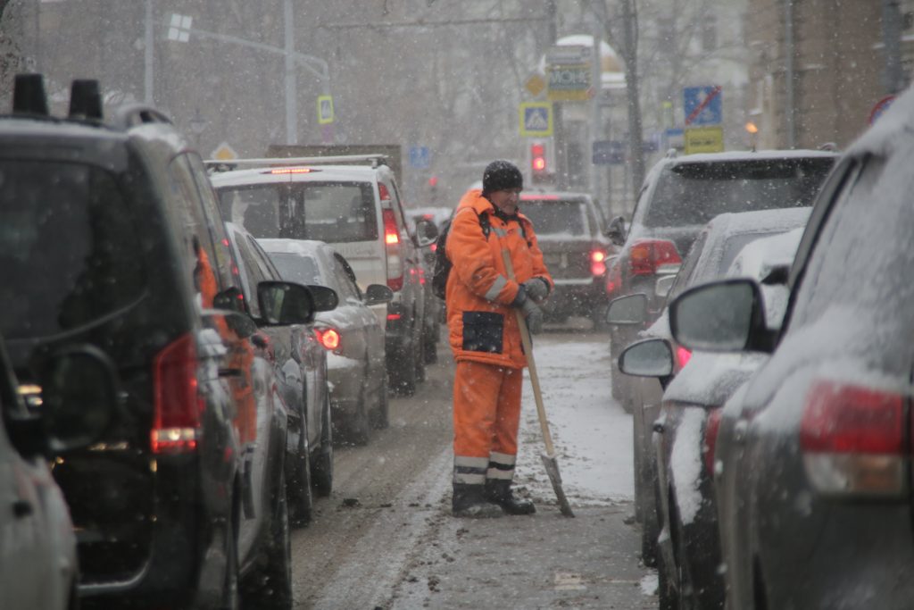 Последствия нового майского снегопада устраняют в Москве