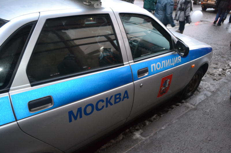 Полиция работает на месте столкновения иномарки с рекламной конструкцией в центре Москвы