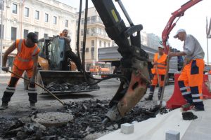 С 29 мая начнут демонтировать старое тротуарное покрытие. Фото: Анастасия Перминова для газеты «Вечерняя Москва»
