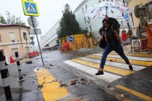 Москвичей предупреждают о сильном дожде и грозе в ближайшие часы. Фото: Павел Волков