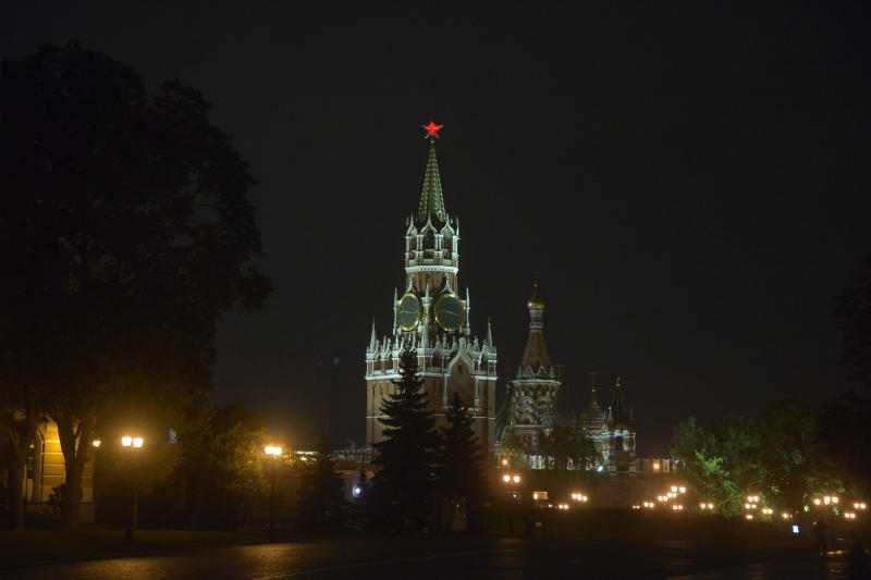 Кремль перейдет на летний туристический режим