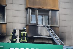 По информации МЧС, пожар произошел в сильно захламленной квартире Фото: Антон Гердо, «Вечерняя Москва»