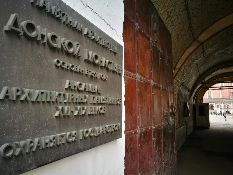 Ураган в Москве повредил надгробия Донского монастыря