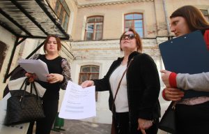 Жительница общежития Валентина Григорьева показывает заявление на заключение договора соцнайма. Она живет здесь более 30 лет, но распоряжаться квартирой не может