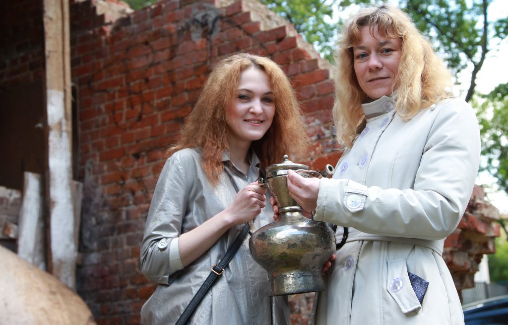 2 июня 2017 года. Анна Королева (слева) и Елена Ткач (справа) показали находки, которые войдут в коллекцию музея