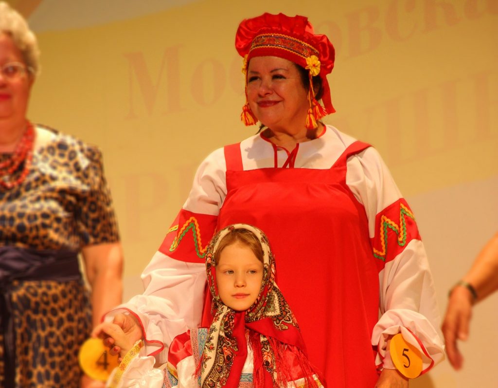 Лучшая бабушка поет русские песни и танцует цыганские танцы