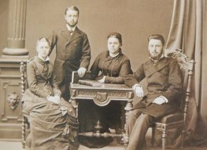 Конец 1870-х годов. Семья Шехтель слева направо: сестра архитектора Мария, Федор Шехтель, мать Дарья Карловна, брат Осип. Фото: berlogos.RU