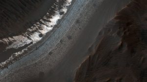 В основе марсианского «снега» — двуокись углерода. Фото: NASA
