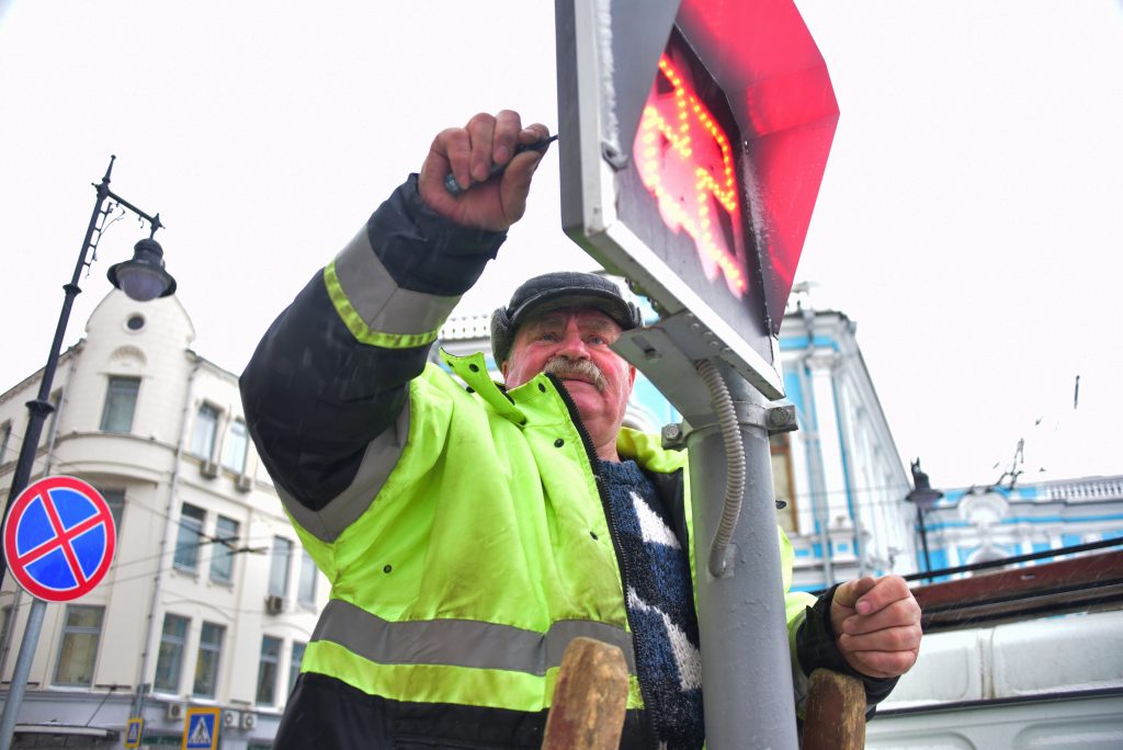 Светофоры и дорожные знаки в центре Москвы привели в порядок