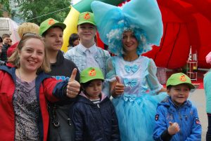 17 июня 2017 года. Специалист центра Анна Кудрявцева (слева) организовала для детей театральное представление «Приключения Буратино». 