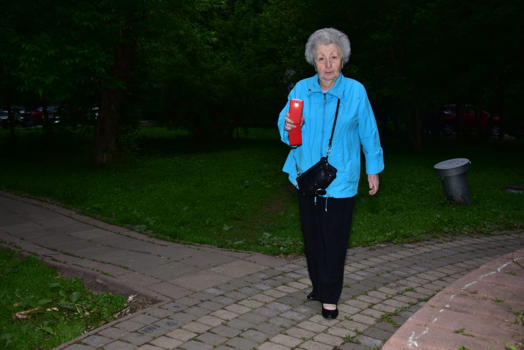8 июня 2017 года. Жительница дома 15 по Большой Переяславской улице Карина Вронская пользуется фонариком, чтобы ходить по темной аллее