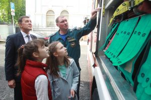 30 мая 2017 года. Пожарный Михаил Соболев (в форме) показывает Юрию Егорову, Софье Петровской (слева) и Кате Чечериной (справа) устройство пожарной машины