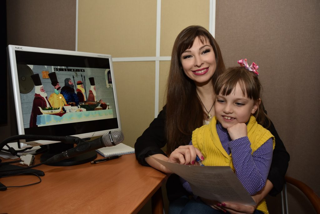24 июня 2016 года, Анна Данилова вместе с юной Настей Лавреневой обсуждают сюжет мультфильма. Фото: Наталия Нечаева