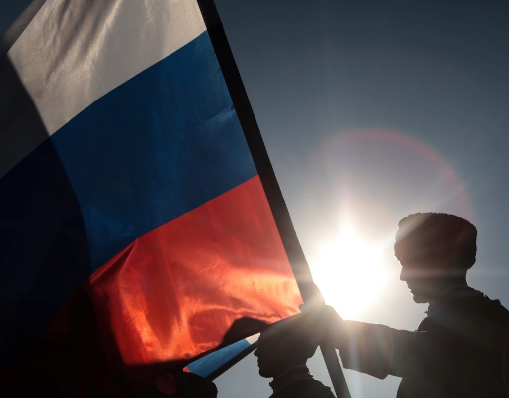 Гигантский флаг России развернули на Поклонной горе в Москве