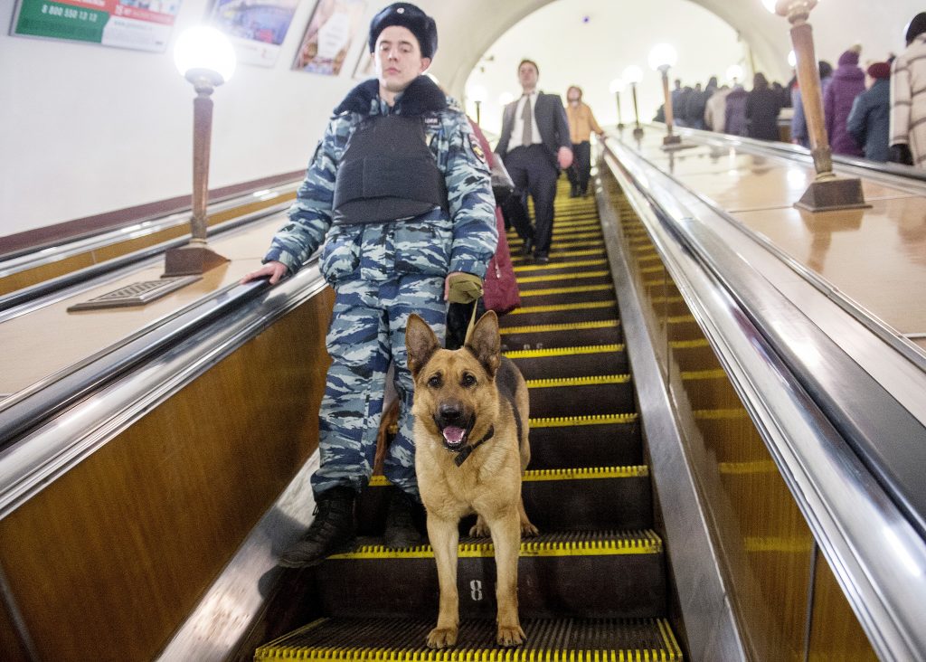 Кинологи вскрыли подозрительный пакет на станции метро «Чеховская»