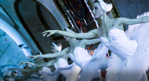 В метро показали отрывки из таких балетных постановок, как «Щелкунчик» и «Лебединое озеро». Фото: mos.ru