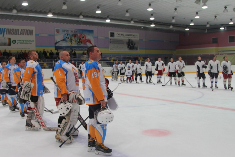 Огнеборцы Москвы приняли участие в товарищеском матче по хоккею в честь Международного Дня защиты детей