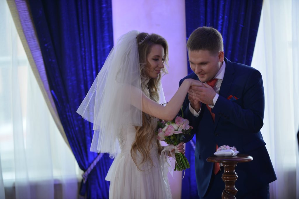Свыше 1,1 тысячи пар поженятся на День Петра и Февронии в Москве
