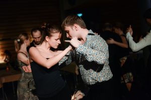 Гости парков бесплатно научатся танцевать как твист, так и танго. Фото: архив, «Вечерняя Москва»