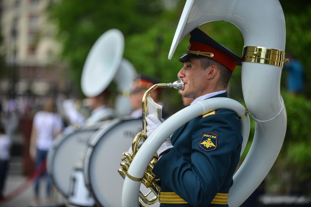 Военный оркестр выступил с бесплатным концертом в Парке Горького