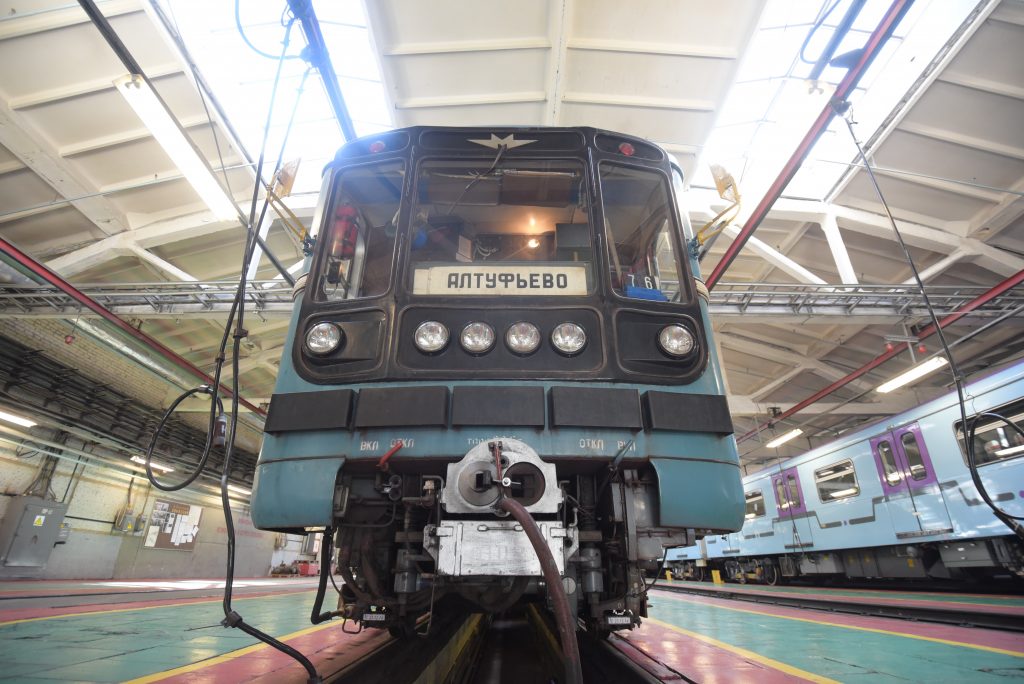 Пассажиров московского метро высадили из поезда для проверки бесхозного рюкзака
