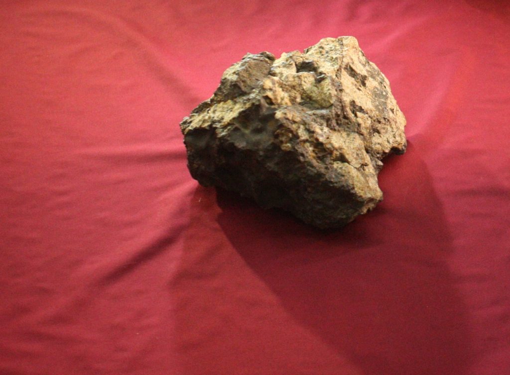 Метеорит возрастом в 4,5 миллиарда лет разнес сарай в Нидерландах