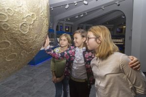 Завершится праздник просмотром лунных кратеров, колец Сатурна и Юпитера. Фото: «Вечерняя Москва»