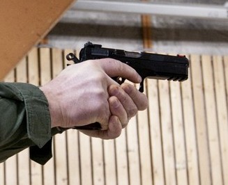 Мужчину с огнестрельной раной госпитализировали на западе Москвы