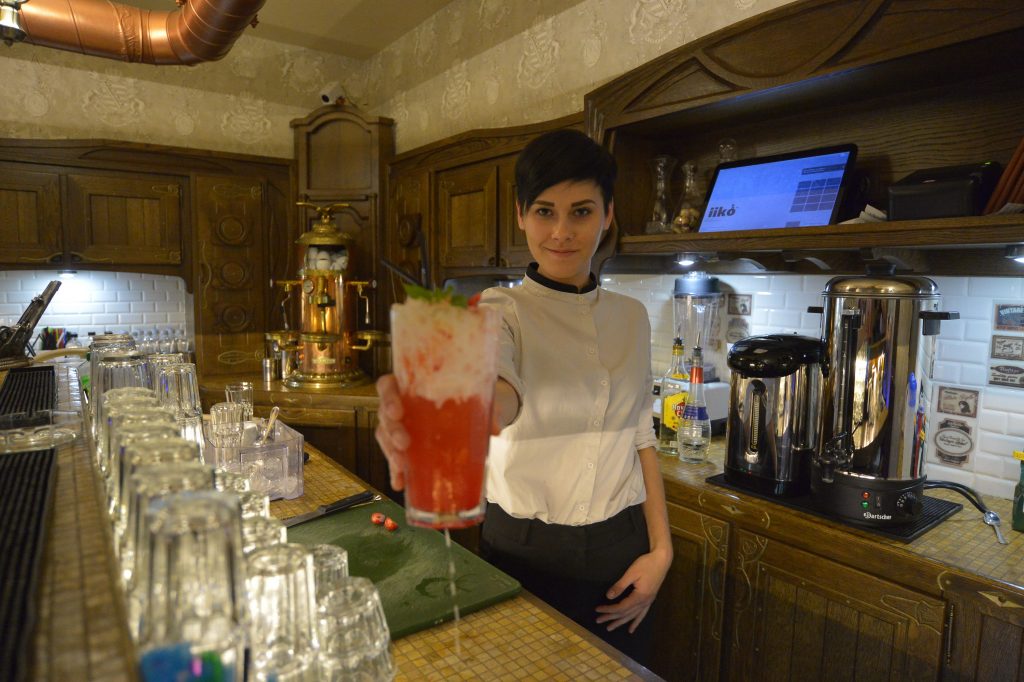 Рестораторы сократили время работы заведений в центре Москвы