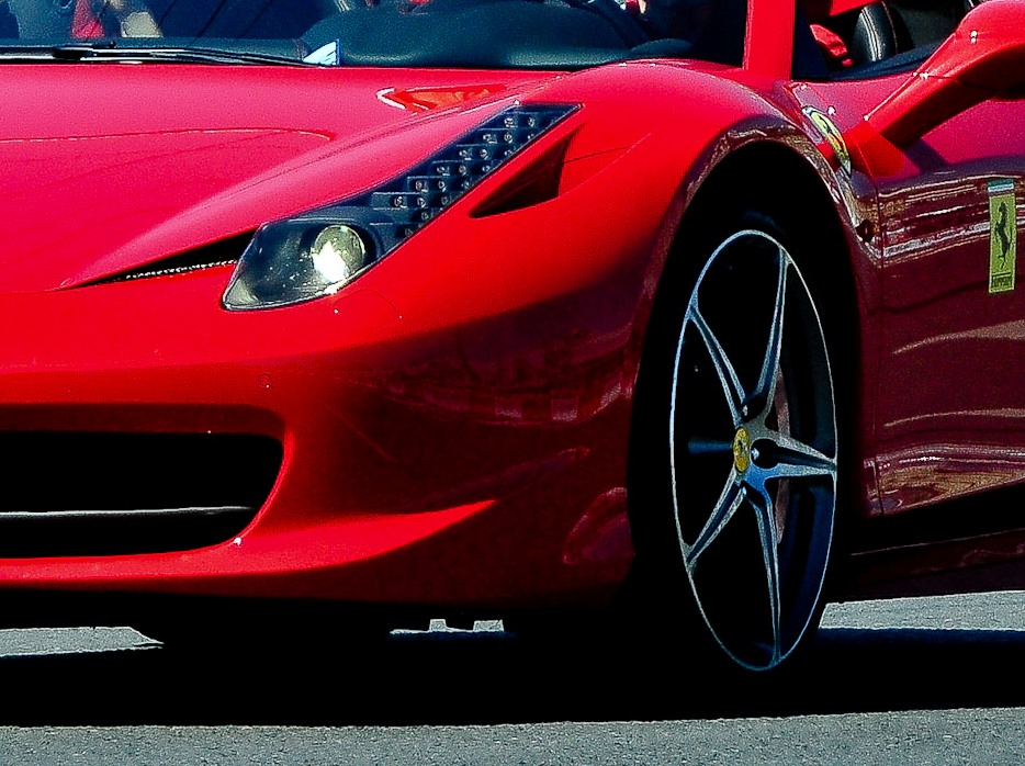 Выясняются причины ДТП с Ferrari на Рублевском шоссе Москвы