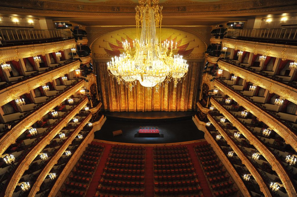 Исторические люстры в залах Большого театра очистят и отремонтируют