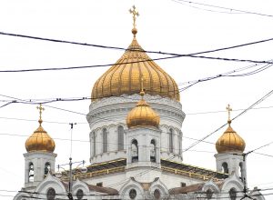 Очередь к храму Христа Спасителя начинается с Фрунзенской набережной. Фото: Александр Казаков