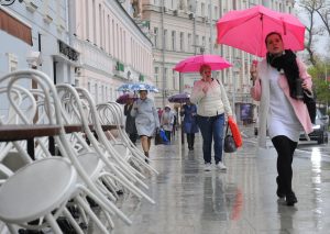 Москвичам к «сезонам дождей» не привыкать. Фото: Александр Кожохин
