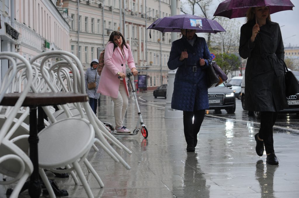 Опасность ливня и сильного ветра объявлена в Москве до вечера