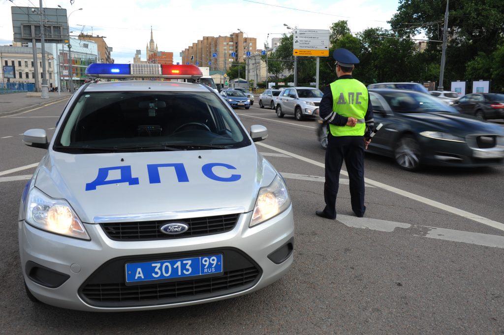 Полиция прибыла на место ДТП иномарки и мотоцикла в центре Москвы