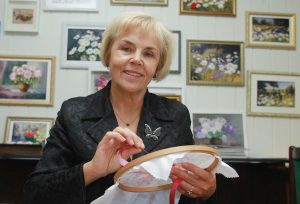 Заведующая ТЦСО "Арбат" филиала "Пресненский" Надежда Ярханова увлекается вышивкой уже два года. Больше всего мастерице нравится вышивать цветы
