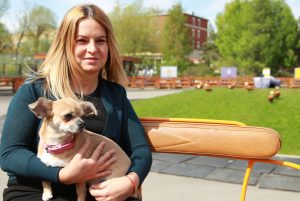 15 мая 2017 года. Директор Московского зоопарка Светлана Акулова со своей любимой собакой Жужей