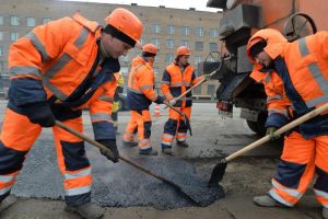 В ТиНАО отремонтируют более 320 тысяч квадратных метров дорог. Фото: Александр Казаков, «Вечерняя Москва»