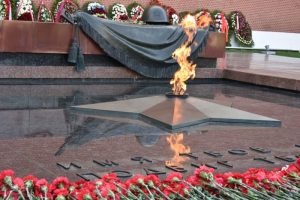 Церемония возложения венков в честь Дня памяти и скорби прошла в Александровском саду. Фото: «Вечерняя Москва»