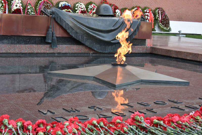 Церемония возложения венков в честь Дня памяти и скорби прошла в Александровском саду. Фото: "Вечерняя Москва"